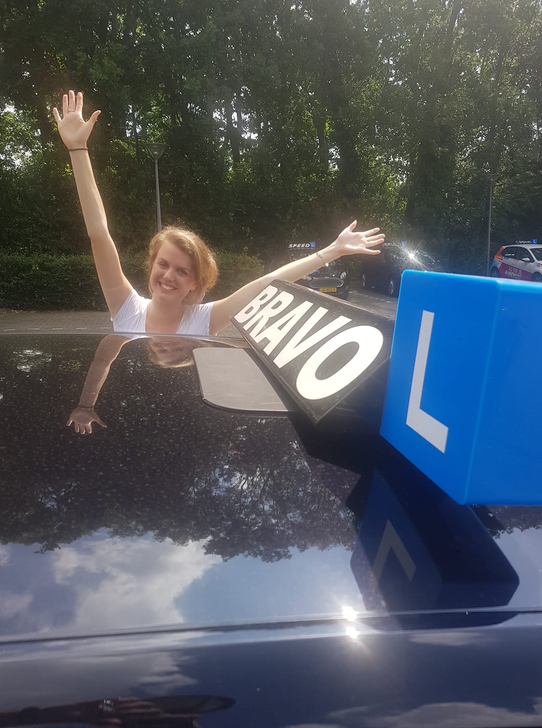 Esther Schlatmann is geslaagd voor het rijbewijs